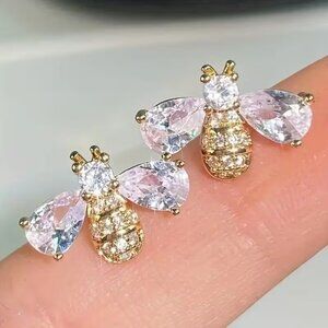 Fashionable Bee-Shaped Earrings && 3D Floating Jewelry Display Case